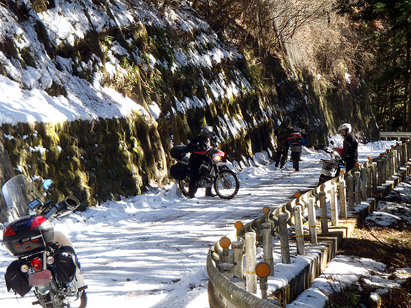 路面凍結に四苦八苦